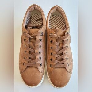 Sold Sold !! Taos Women's Plim Soul Lux Leather
Sneakers in Caramel. US 9.